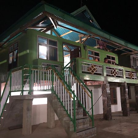 Dua Putri Komodo Homestay Exterior photo
