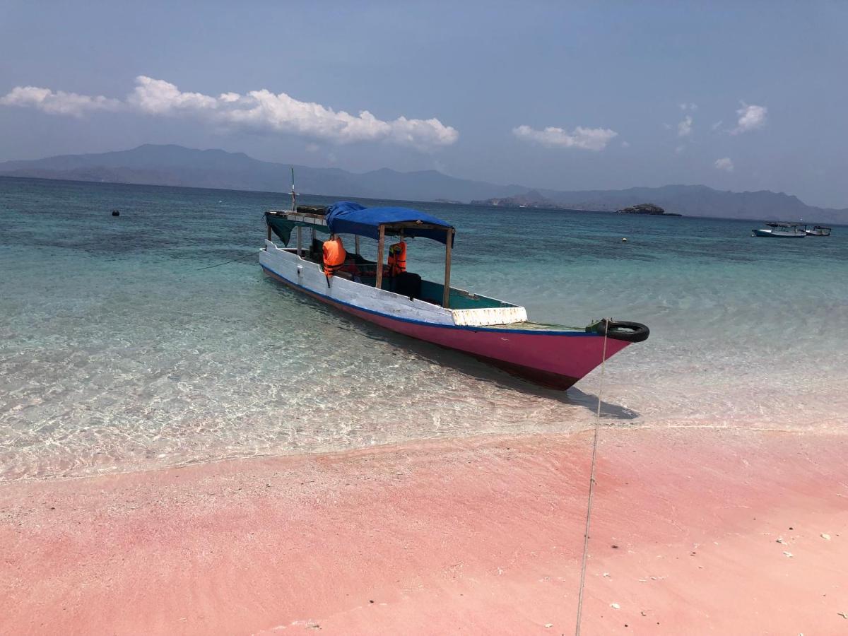 Dua Putri Komodo Homestay Exterior photo