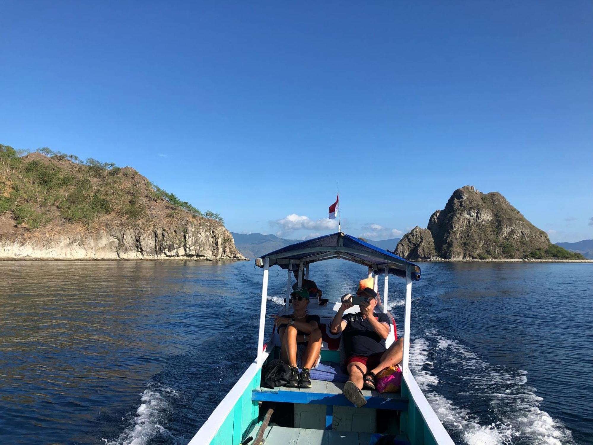 Dua Putri Komodo Homestay Exterior photo