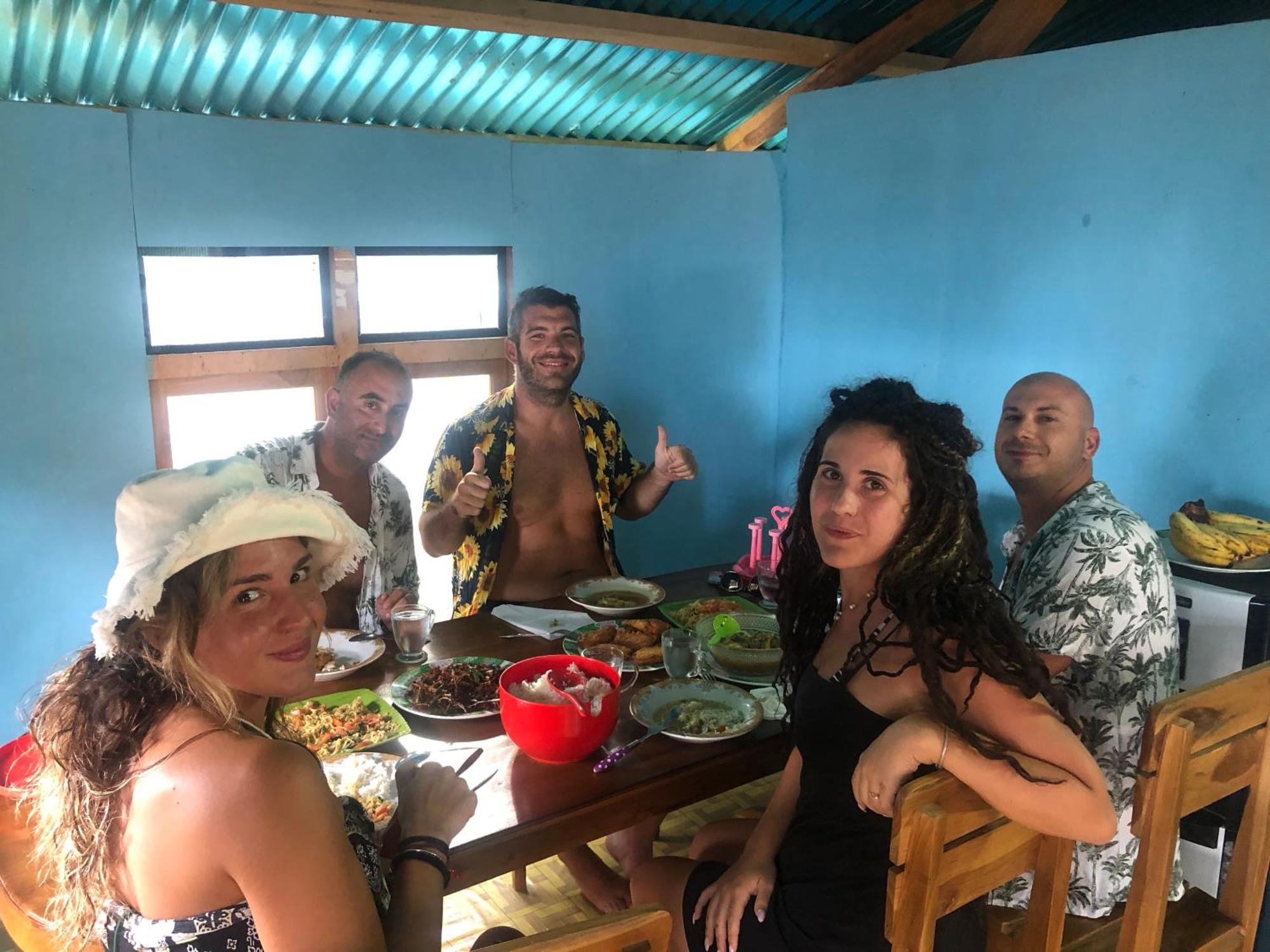 Dua Putri Komodo Homestay Exterior photo
