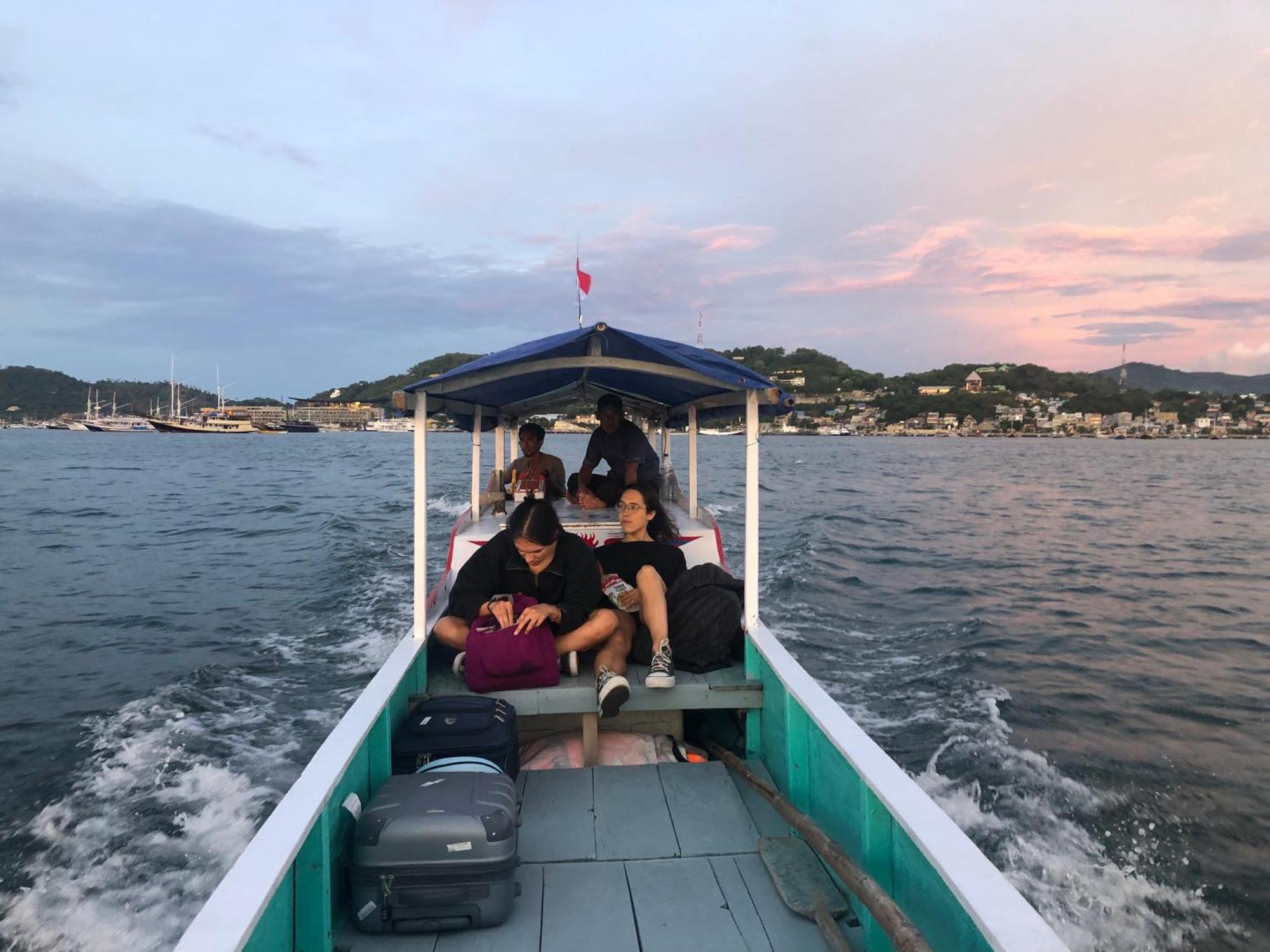 Dua Putri Komodo Homestay Exterior photo