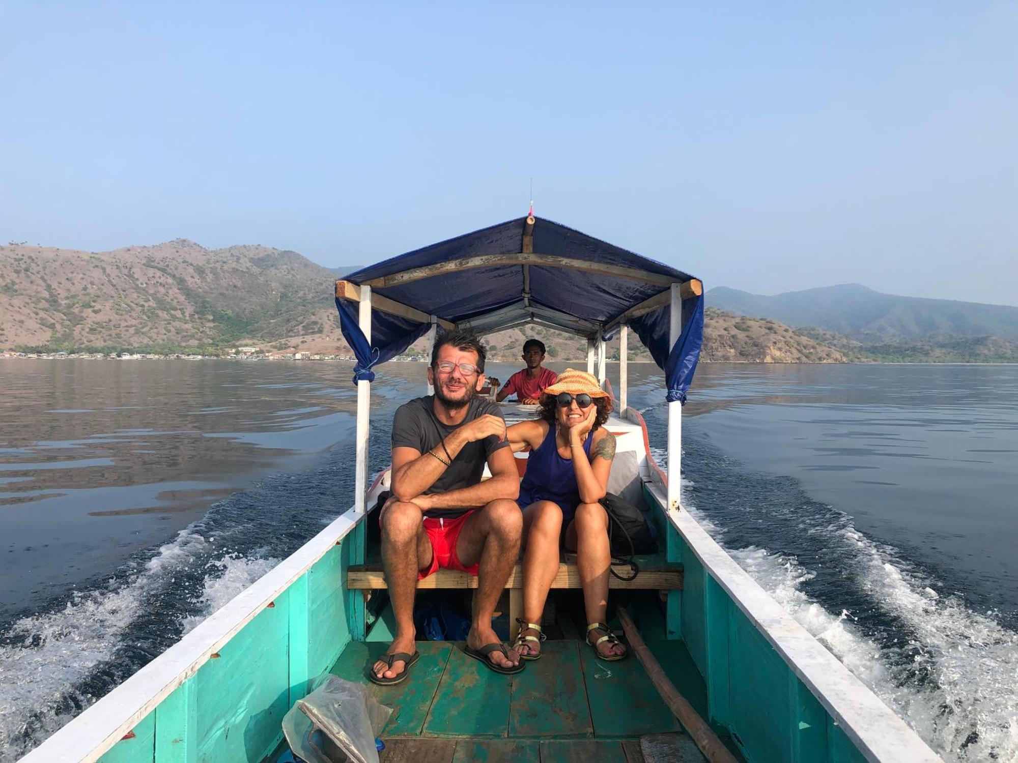 Dua Putri Komodo Homestay Exterior photo