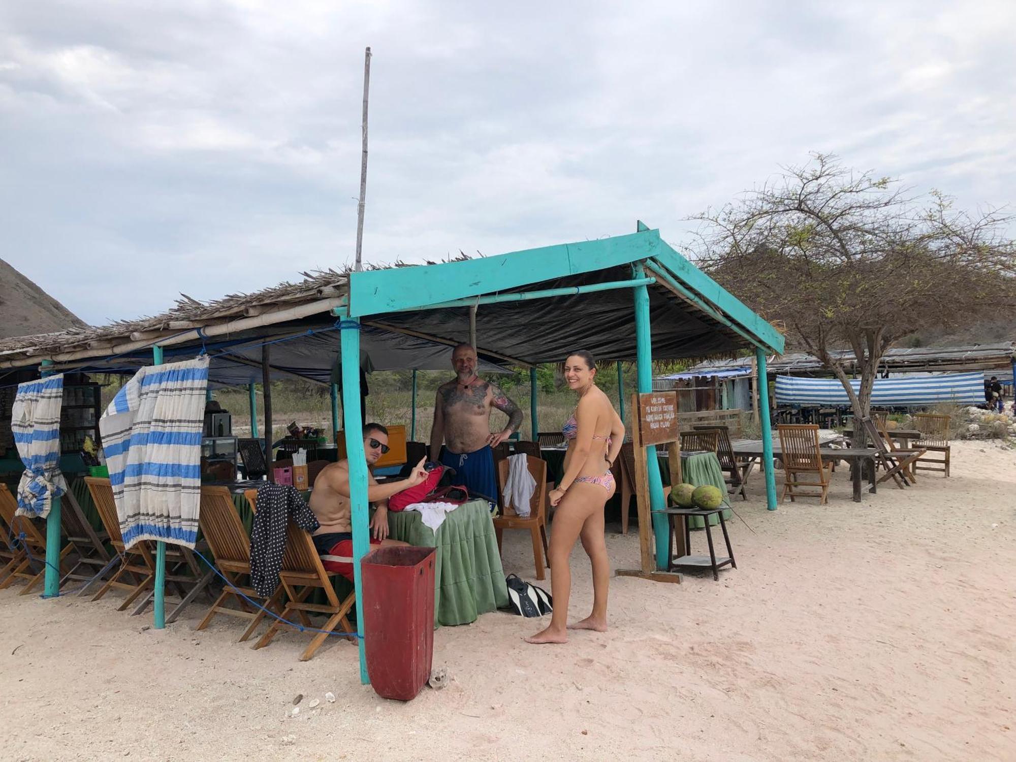 Dua Putri Komodo Homestay Exterior photo