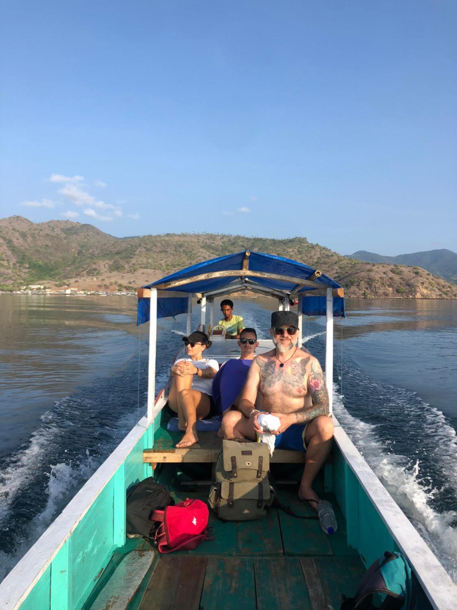 Dua Putri Komodo Homestay Exterior photo