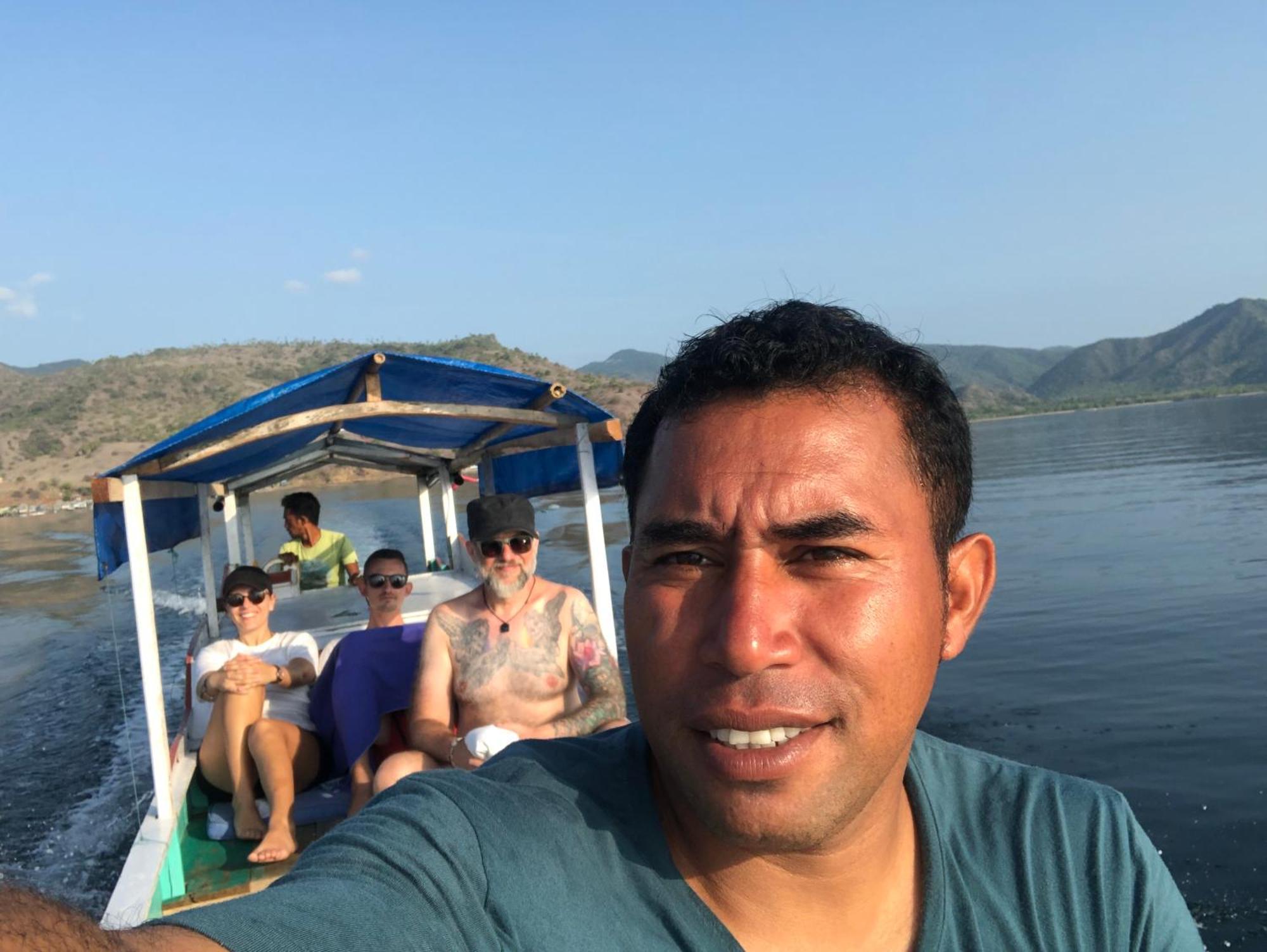 Dua Putri Komodo Homestay Exterior photo