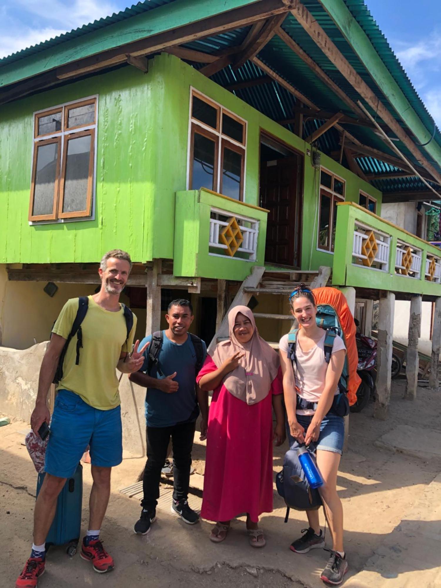 Dua Putri Komodo Homestay Exterior photo