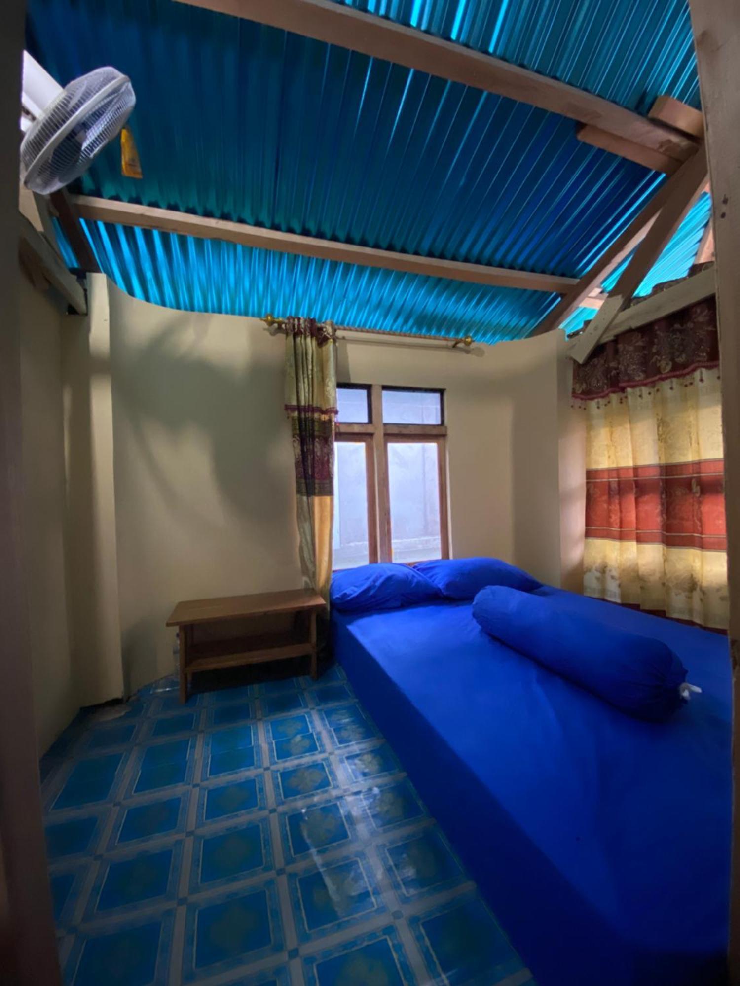 Dua Putri Komodo Homestay Exterior photo