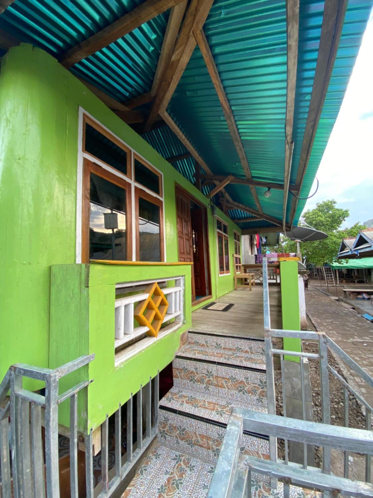 Dua Putri Komodo Homestay Exterior photo