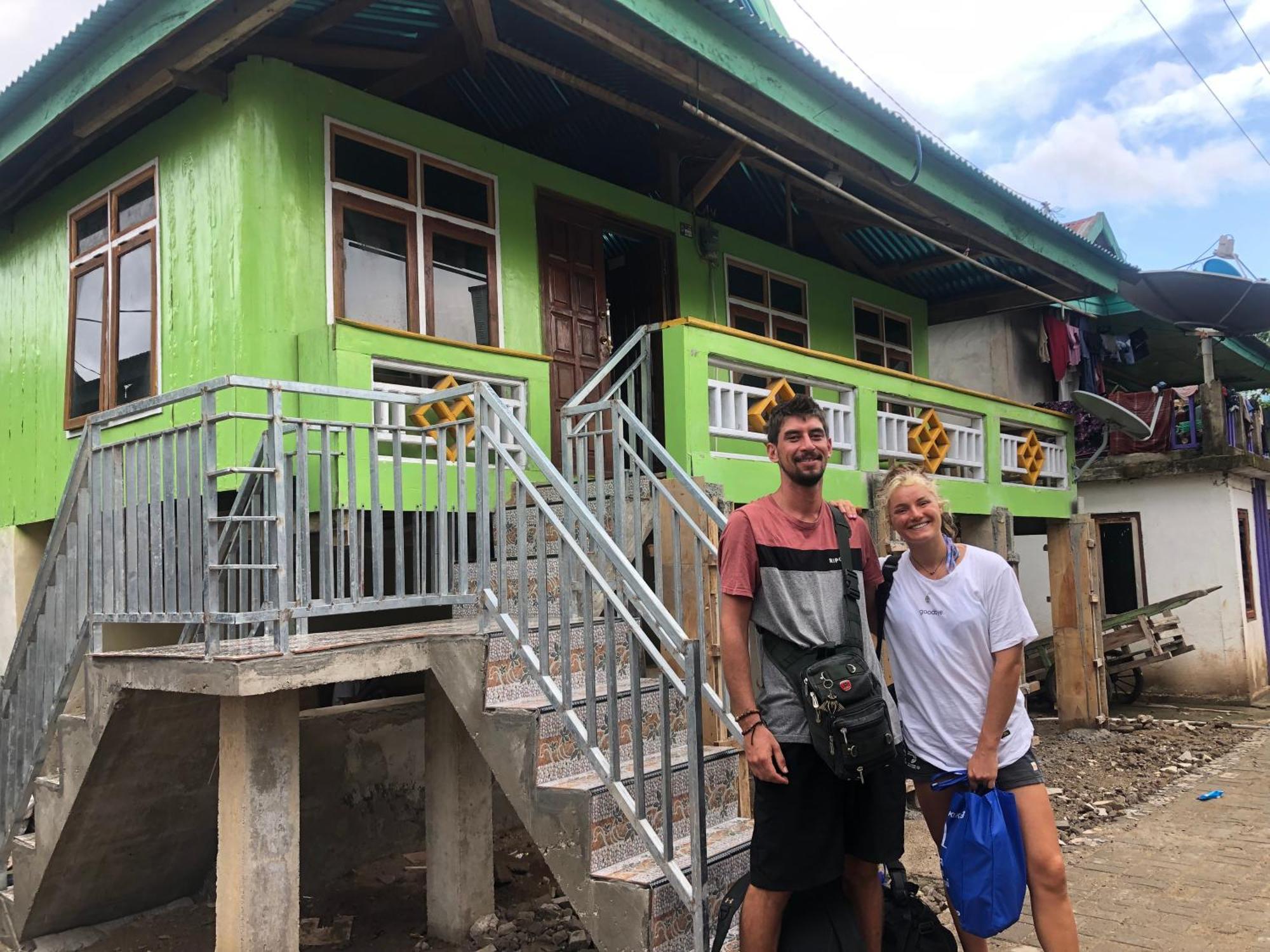 Dua Putri Komodo Homestay Exterior photo