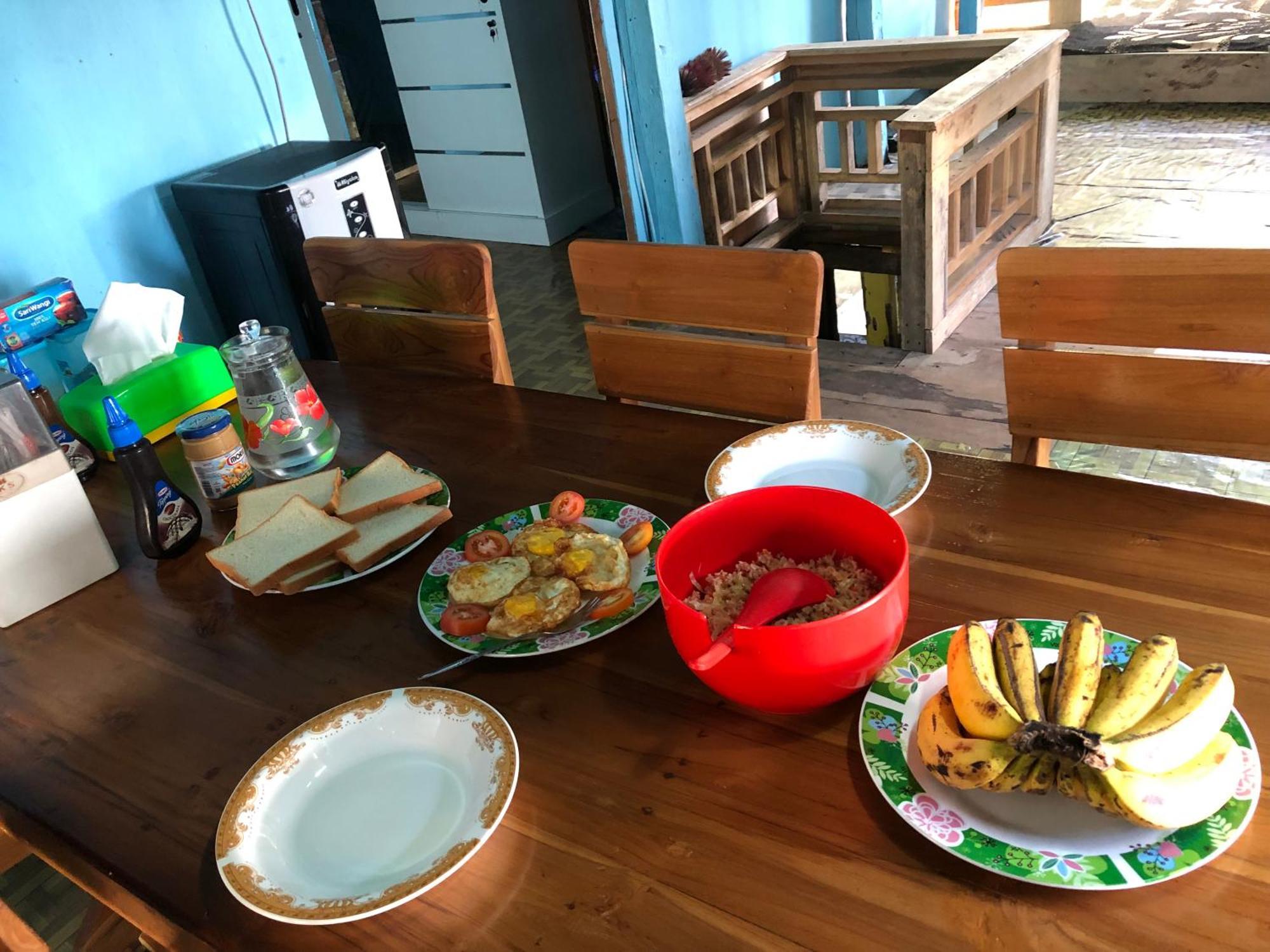 Dua Putri Komodo Homestay Exterior photo