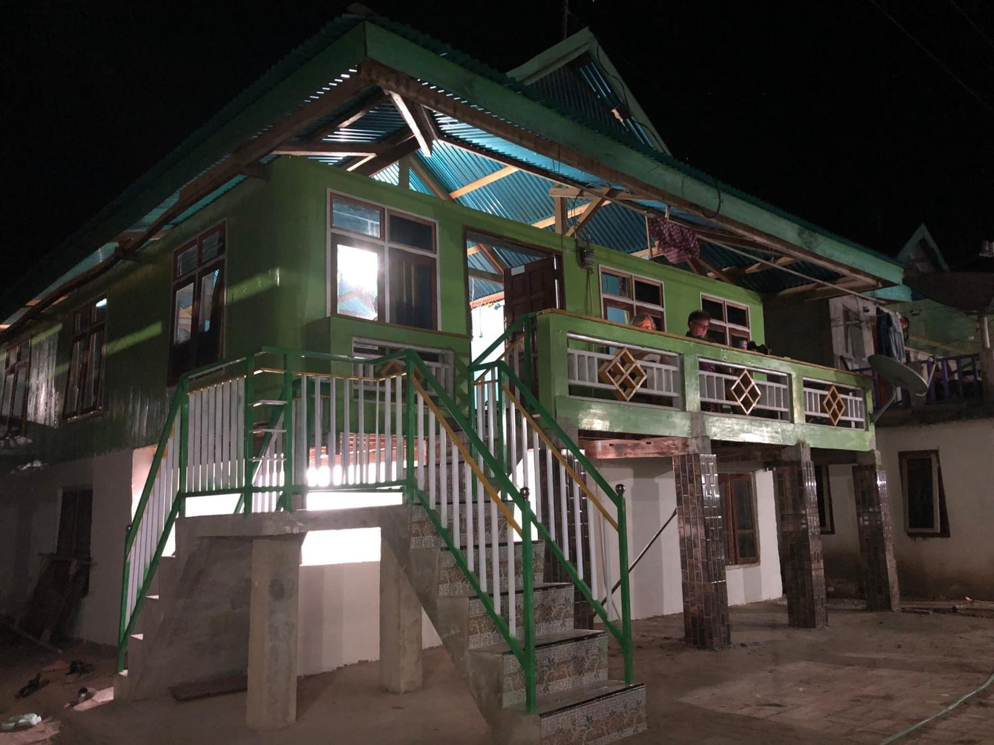 Dua Putri Komodo Homestay Exterior photo