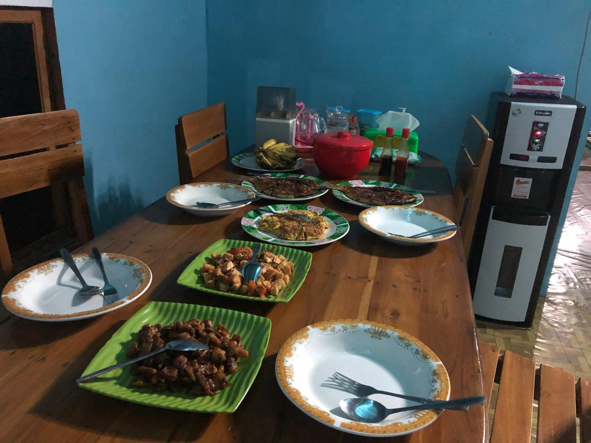 Dua Putri Komodo Homestay Exterior photo