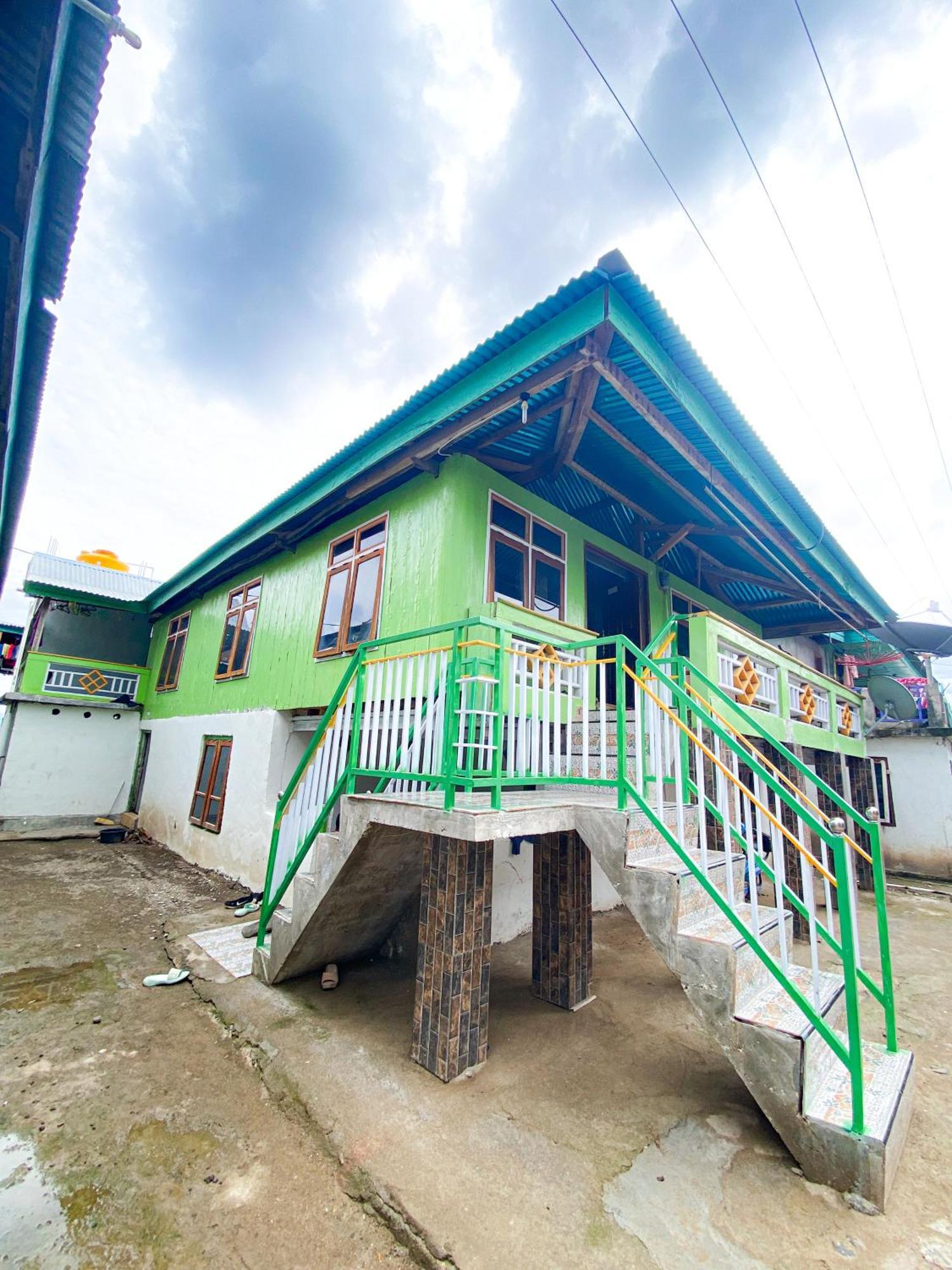 Dua Putri Komodo Homestay Exterior photo