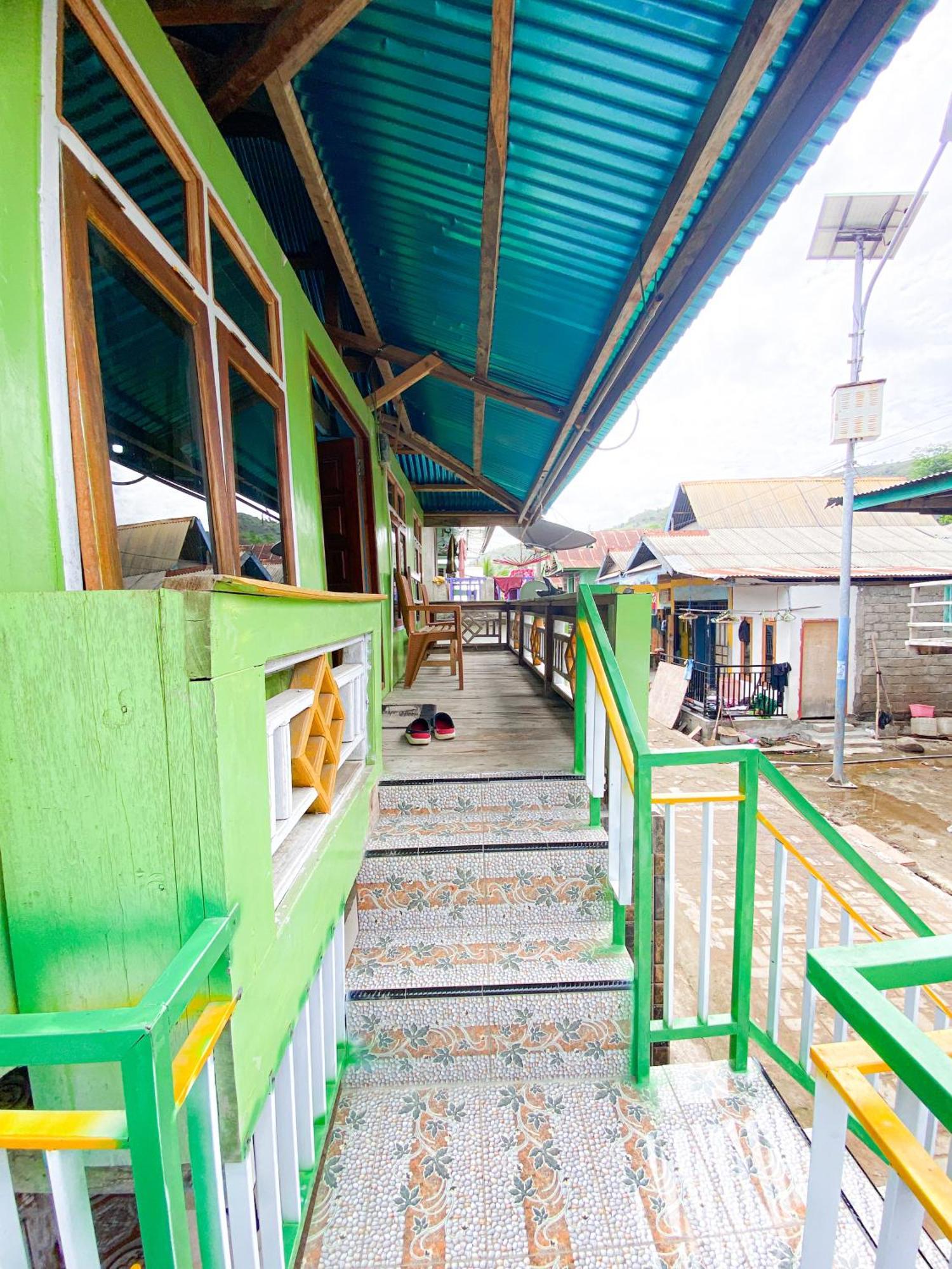 Dua Putri Komodo Homestay Exterior photo